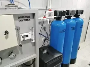 Sistema de purificación de agua con ósmosis inversa y tanques de filtrado para agua potable.
